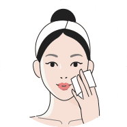 화장솜에 에센스 워터를 묻혀 피부 결을 따라 닦아내며 정돈하는 모습