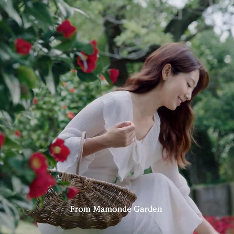 마몽드 가든에서 모델이 쉬고 있는 모습 form mamonde garden
