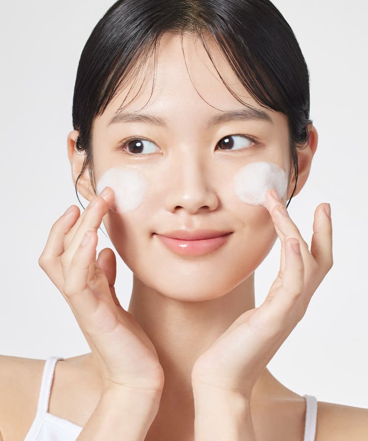 마몽드, 어메이징 딥 민트 클렌징폼 – 얼굴에 시연하는 모델