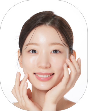 마몽드 포어 슈링커 바쿠치올 레티놀 토너를 앰플로 사용하는 모습