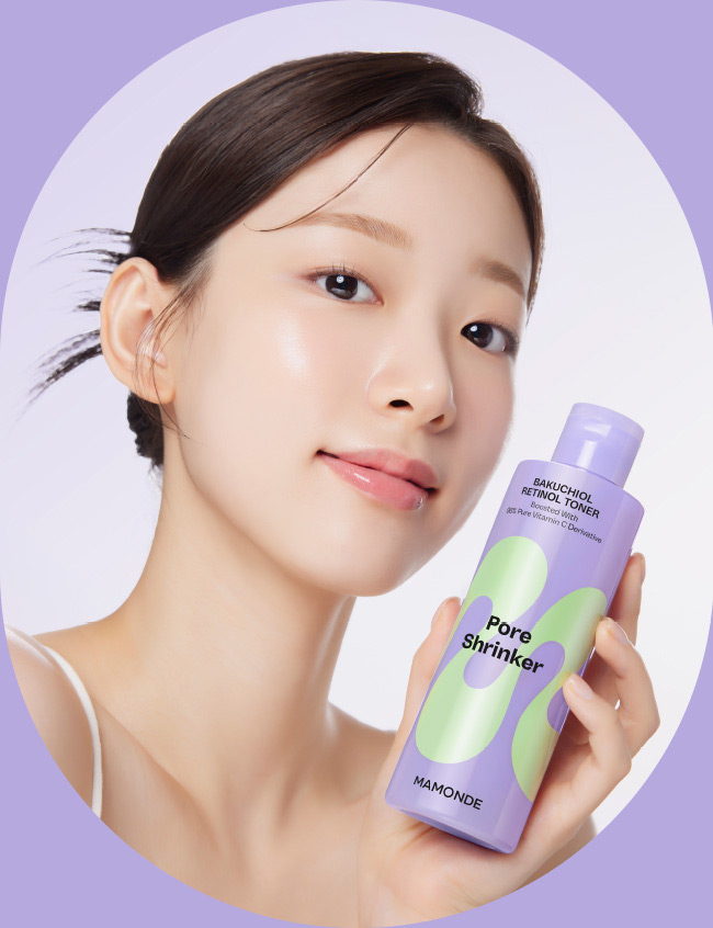마몽드 포어 슈링커 바쿠치올 레티놀 토너를 모델이 들고있는 모습