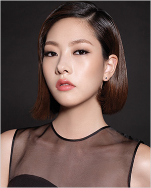 빅아이 볼륨래쉬 마스카라를 바르고 풀메이크업을 한 모델 정면컷