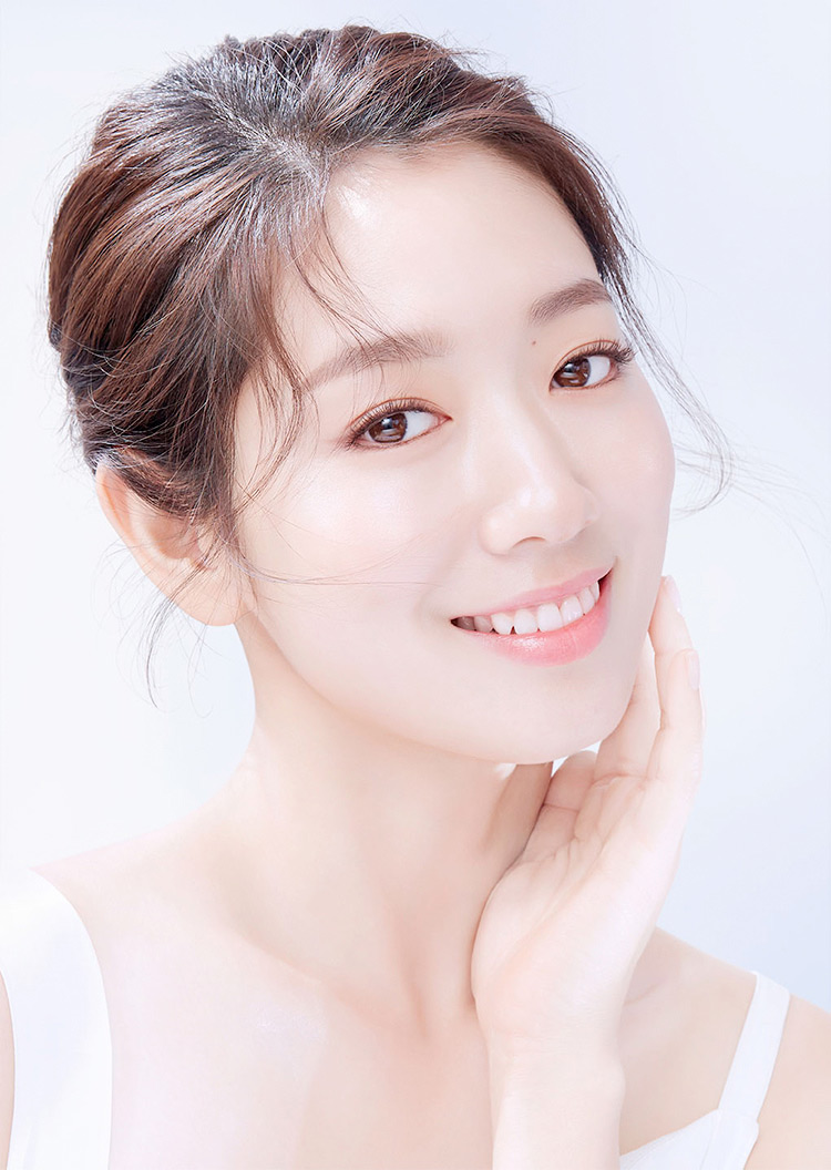 마몽드 스킨케어 블루 블루 캐모마일 수딩 리페어 크림을 사용한 모델의 모습