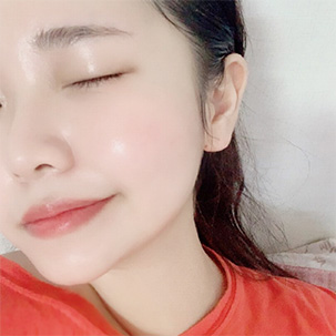 @kimmssong 육안으로만 봐도 촉촉해보이는 그런 제형..RG?! 끈적임 X^^