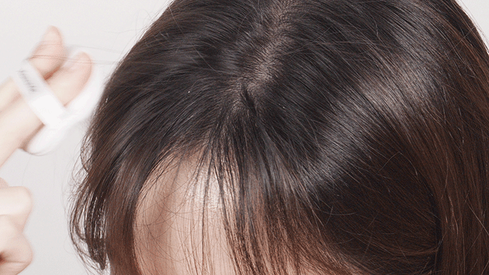 앞머리에 파우더 사용하는 모델 gif