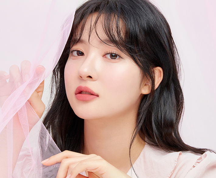 마몽드 코튼 베일 스킨 베이스, 올스테이 파운데이션 글로우, 코튼 베일 파우더를 사용하여 화장한 모델의 모습