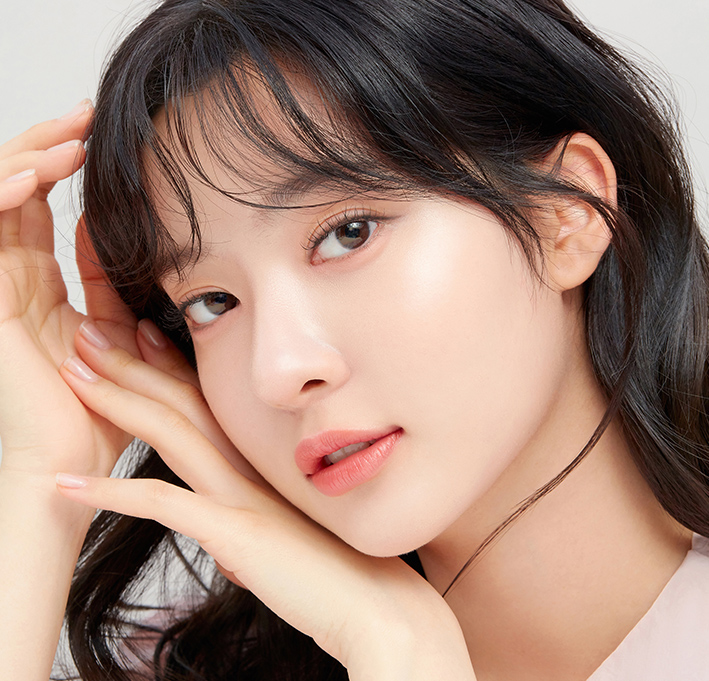 마몽드 코튼 베일 스킨 베이스를 사용하여 화장한 모델의 모습