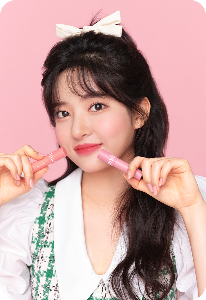 마몽드 크리미틴트 쉬폰 미니케이크 제품을 들고 있는 모델