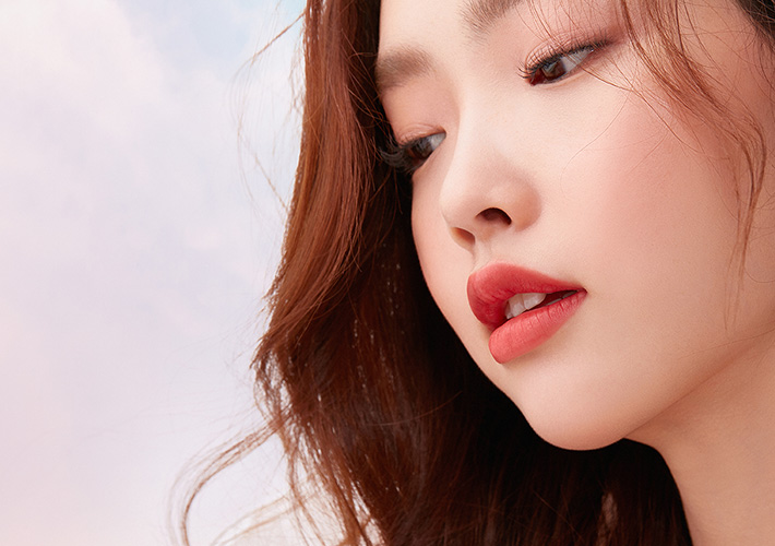 마몽드 크리미 틴트 컬러밤 쉬폰 제품을 사용한 모델의 모습