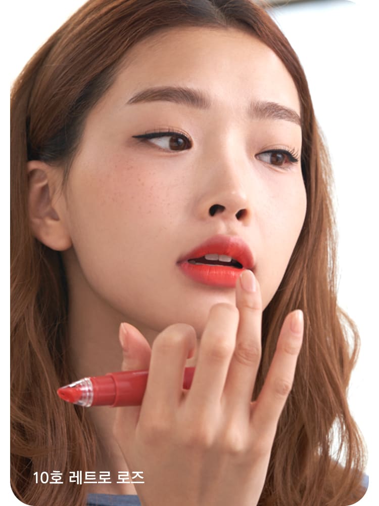 10호 레트로 로즈를 바르고 있는 모델