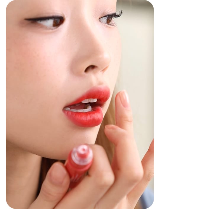 크리미 틴트 스퀴즈 립을 바르는 모델