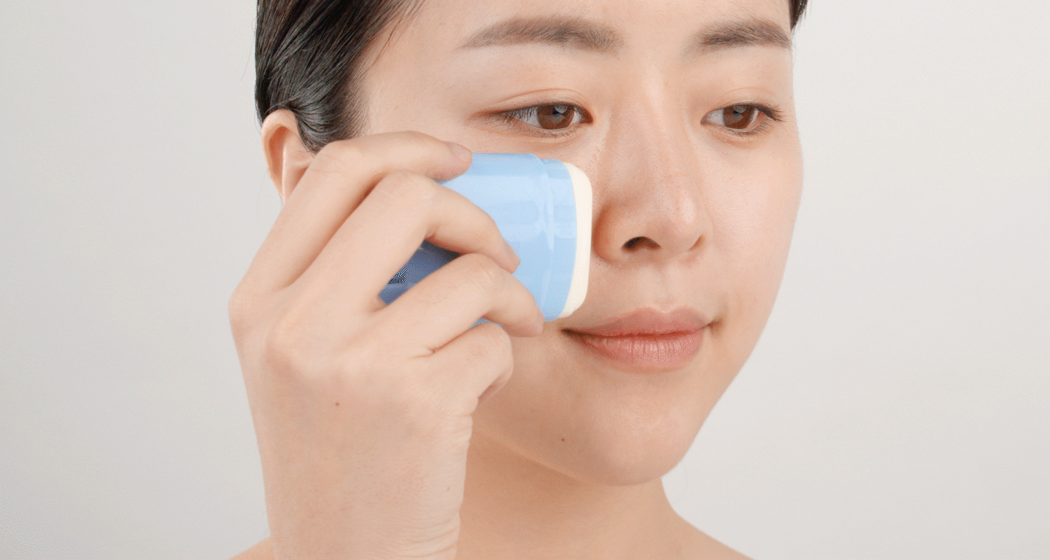 곡선 형 구조로 편하게 잡고, 부드럽게 바르는 선스틱을 바르는 모습