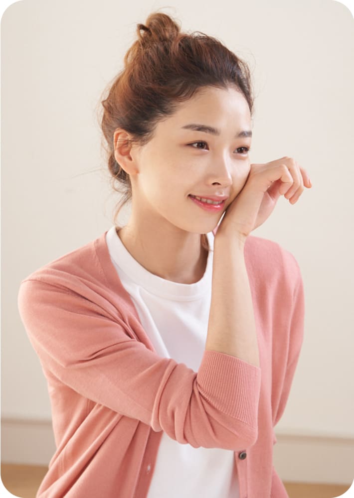제품을 사용하고 난 뒤 손으로 촉촉한 피부를 확인하며 만족하는 모델