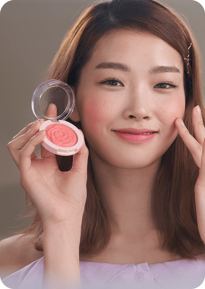 플라워 팝 블러셔를 열어 한 손으로 들고 있는 모델