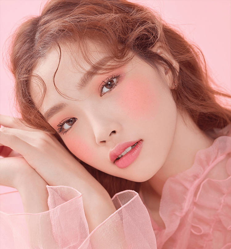 플라워 팝 블러셔로 메이크업을 완성한 후 손등에 얼굴을 기대고 있는 모델