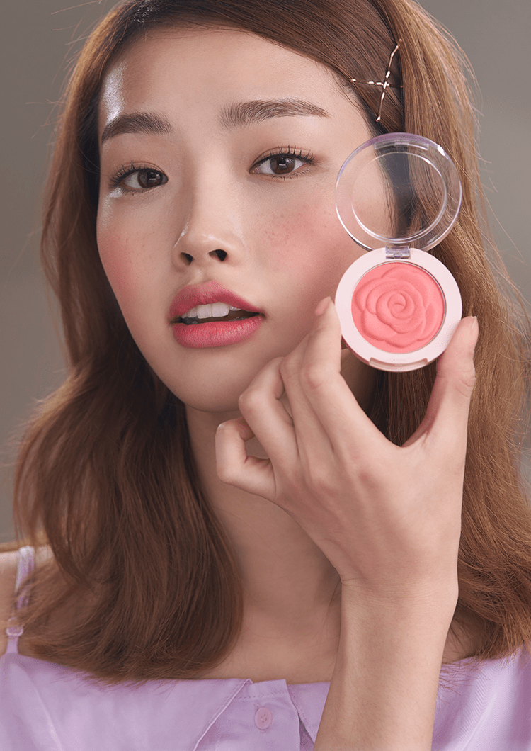 플라워 팝 블러셔를 열어 한 손으로 들고 있는 모델