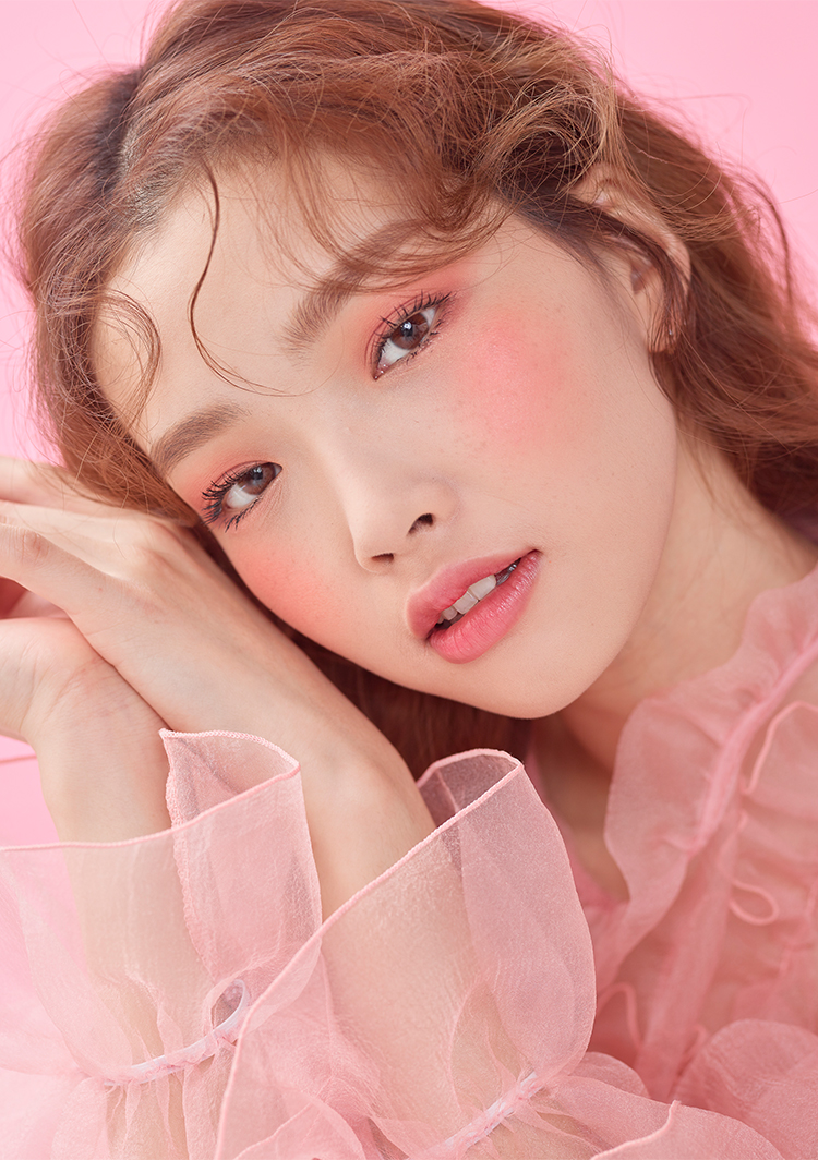 플라워 팝 아이 팔레트로 메이크업을 한 모델