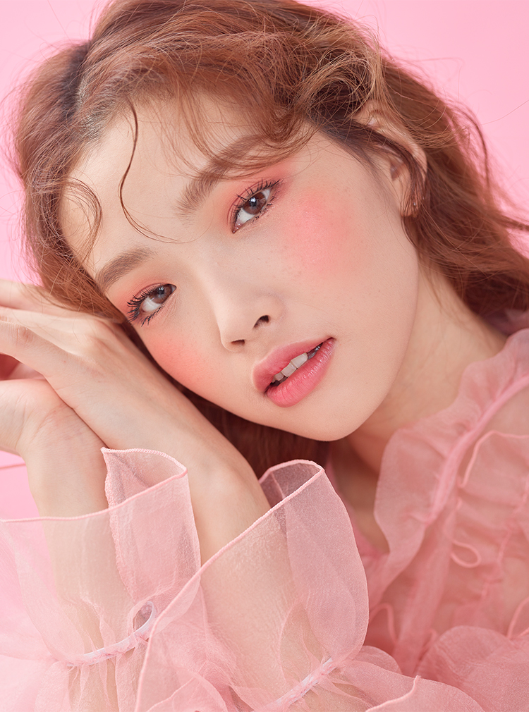 1호 로즈부케로 연출한 모델. 함께 사용한 제품은 아래 내용 참조