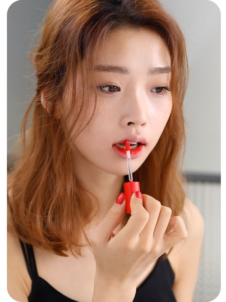 하이라이트 립 틴트 매트를 입술에 바르고 있는 모델