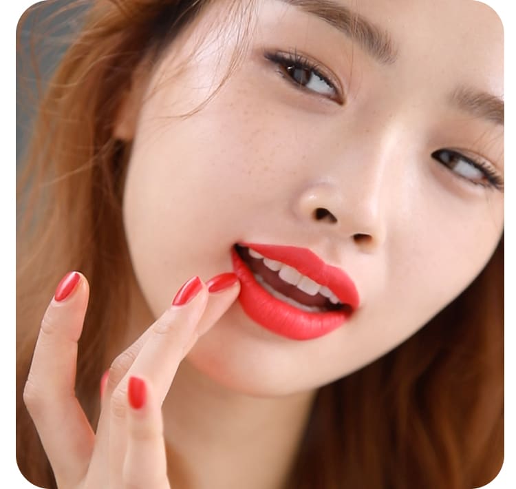 하이라이트 립 틴트 매트를 손가락으로 입술에 바르고 있는 모델