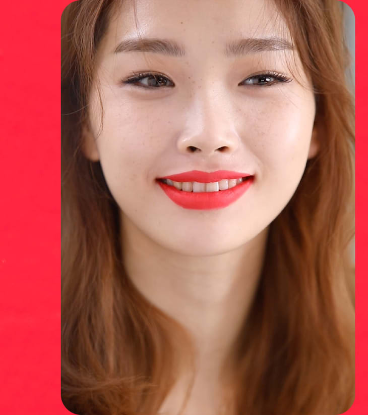 하이라이트 립 틴트 매트 3호 러브 에너지를 입술에 다 바르고 웃고있는 모델