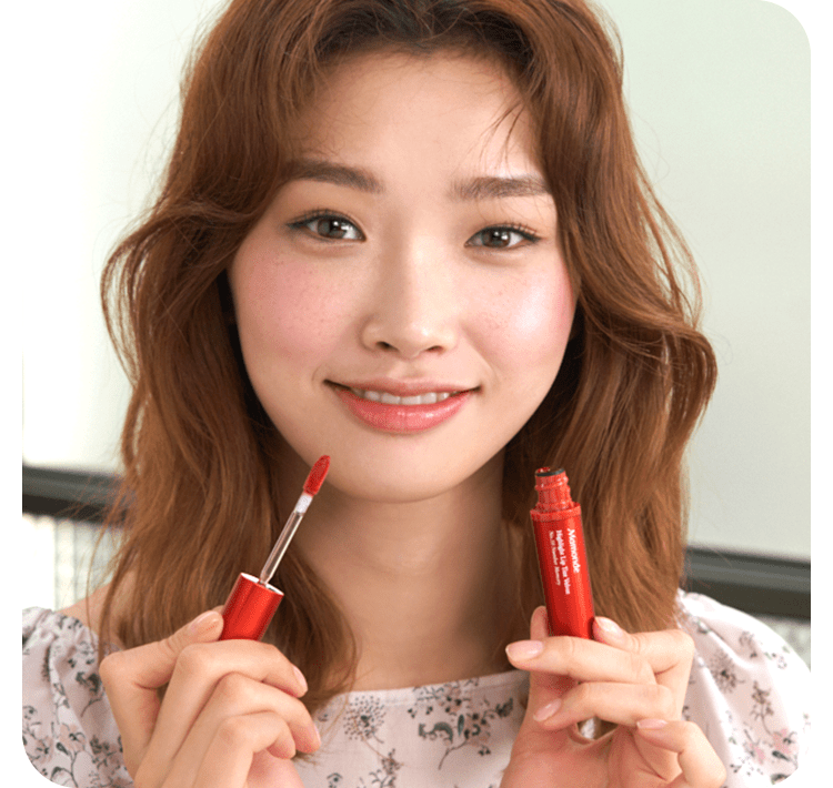 하이라이트 립 틴트 벨벳 제품 뚜껑을 열고 웃고 있는 모델