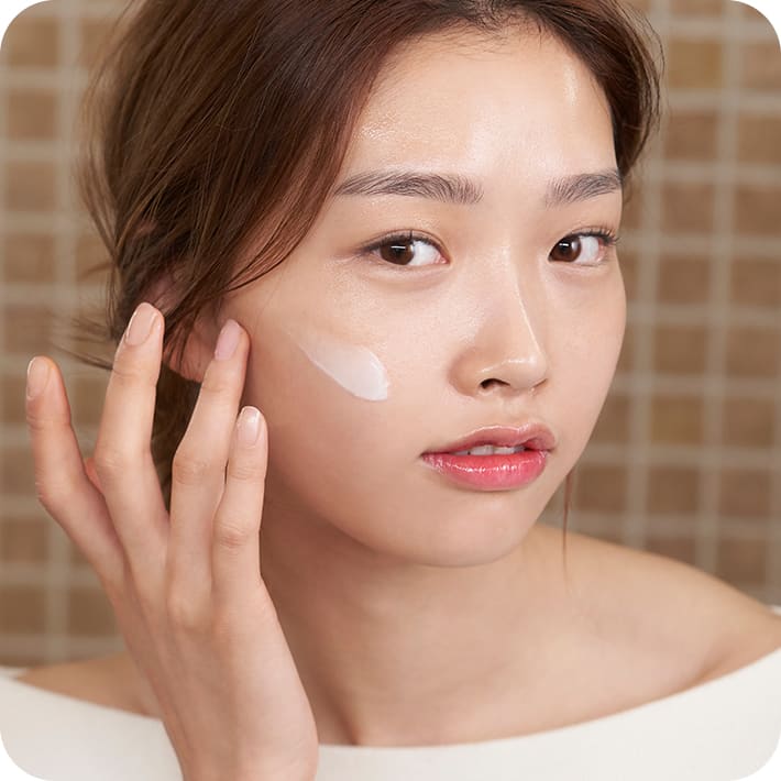 세라마이드 인텐스 크림을 오른쪽 볼에 바르고 있는 모델컷