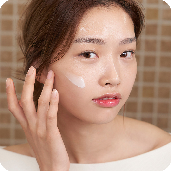 세라마이드 인텐스 크림을 오른쪽 볼에 바르고 있는 모델컷