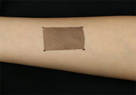 마몽드 팡팡 헤어 섀도우 사용하여 팔 안쪽 피부에 도포한 직후 모습