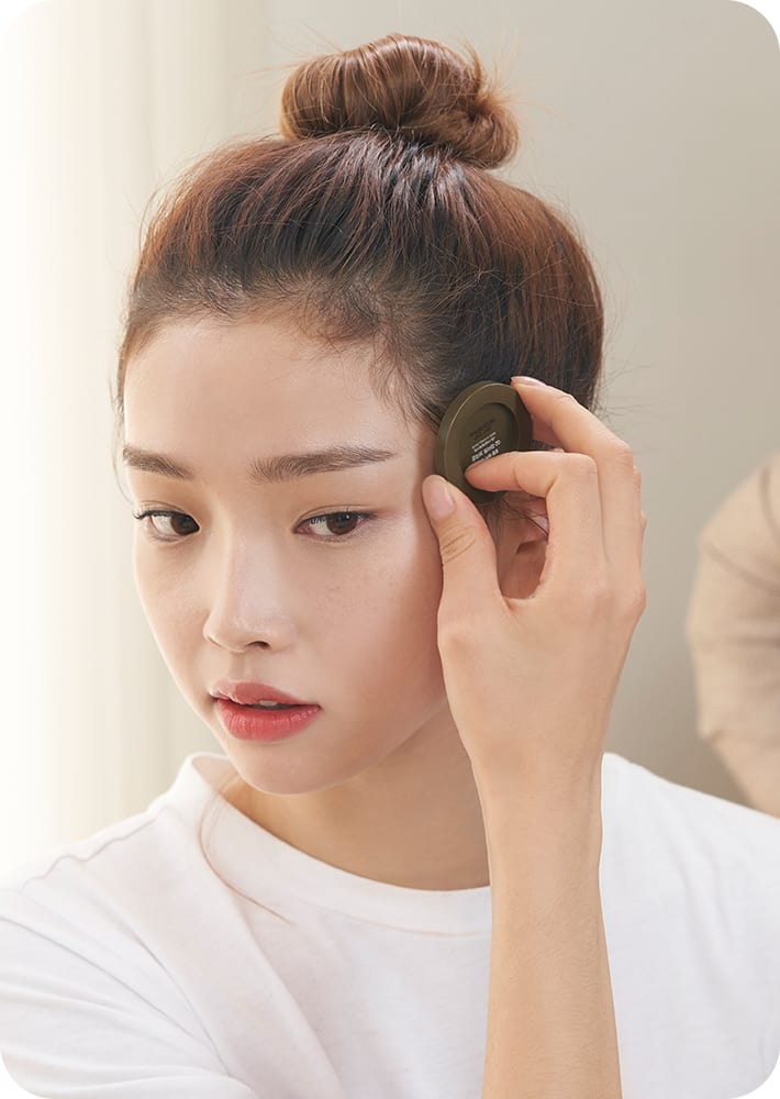 팡팡 헤어 섀도우 제품으로 앞머리 라인을 정리하는 모델컷