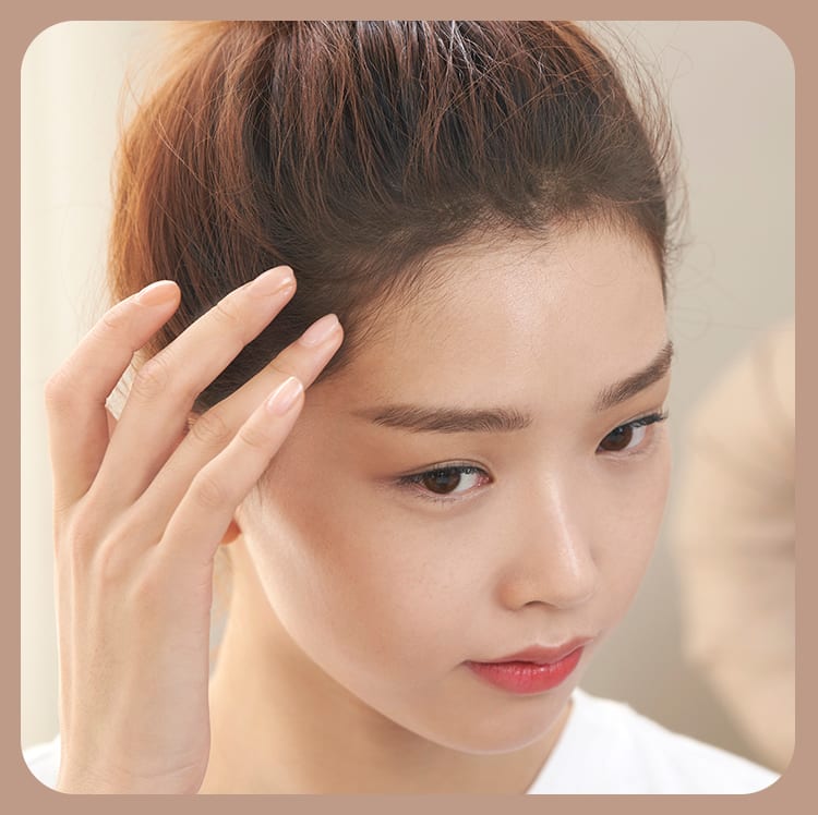 제품을 사용하여 오른쪽 앞머리 라인을 정리하는 모델컷