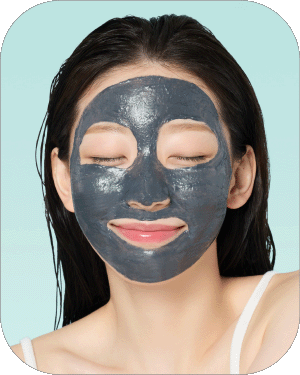 얼굴 전체에 클렌징밤을 도포하고 있는 모습