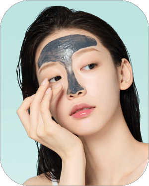 T존에 클렌징밤을 도포하고 있는 모습