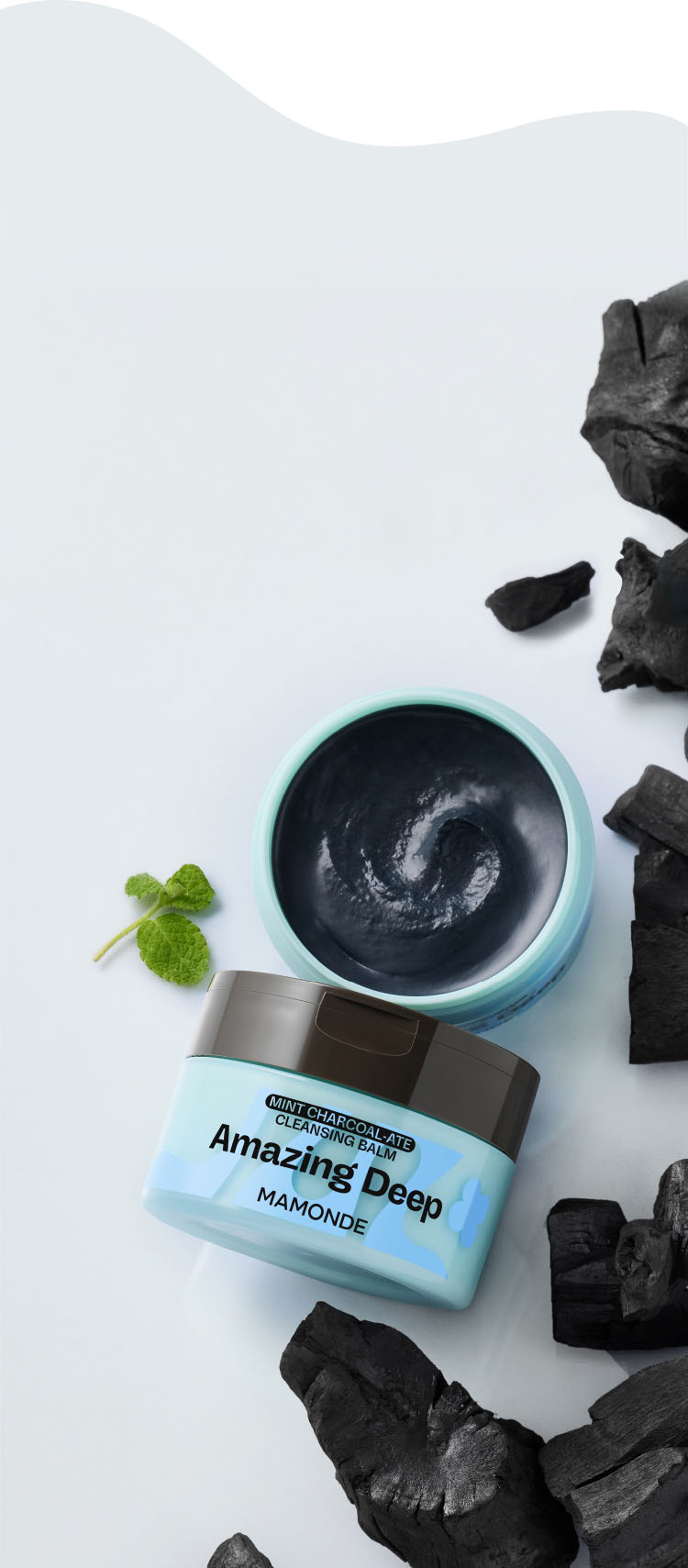 숯, 민트가 포함된 마몽드 어메이징 딥 민트차콜릿 클렌징밤을 보여주고 있음