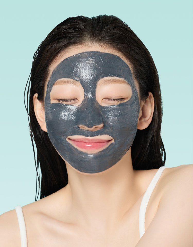 마몽드 어메이징 딥 민트차콜릿 클렌징밤을 팩으로 사용하고 있는 모델