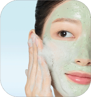 물을 묻혀 거품을 내고 롤링하며 깨끗이 세안하는 모습