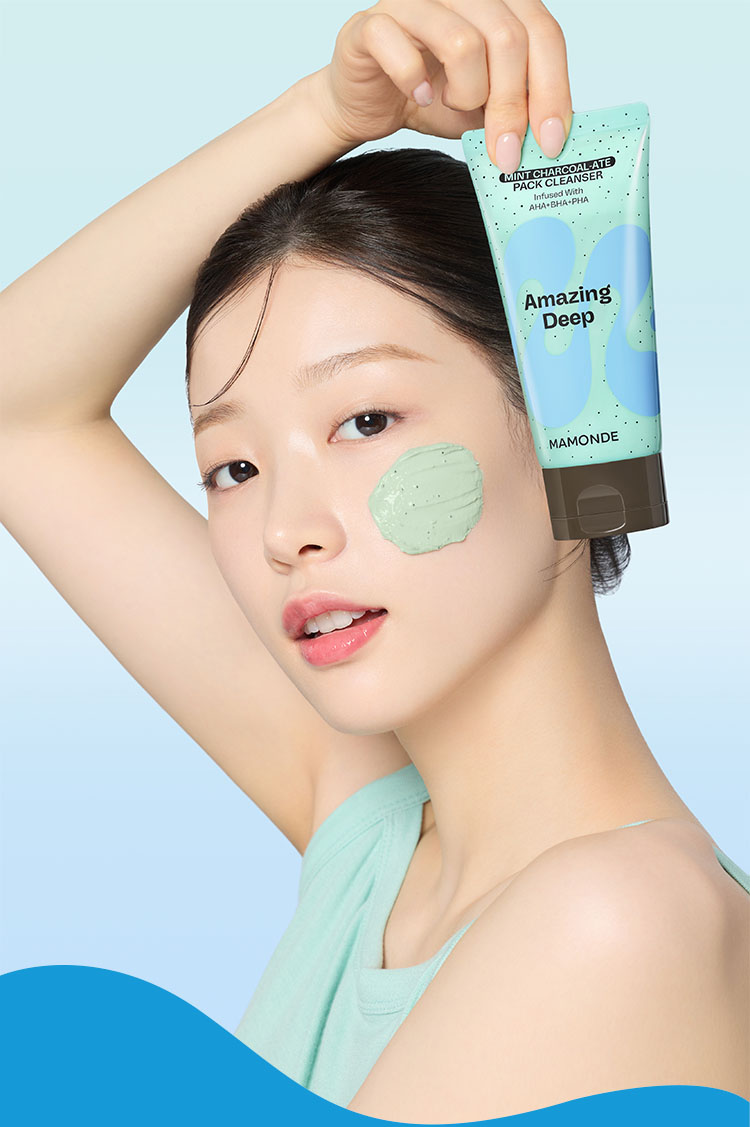 마몽드 어메이징 딥 민트차콜릿 팩 클렌저를 들고 있는 모델