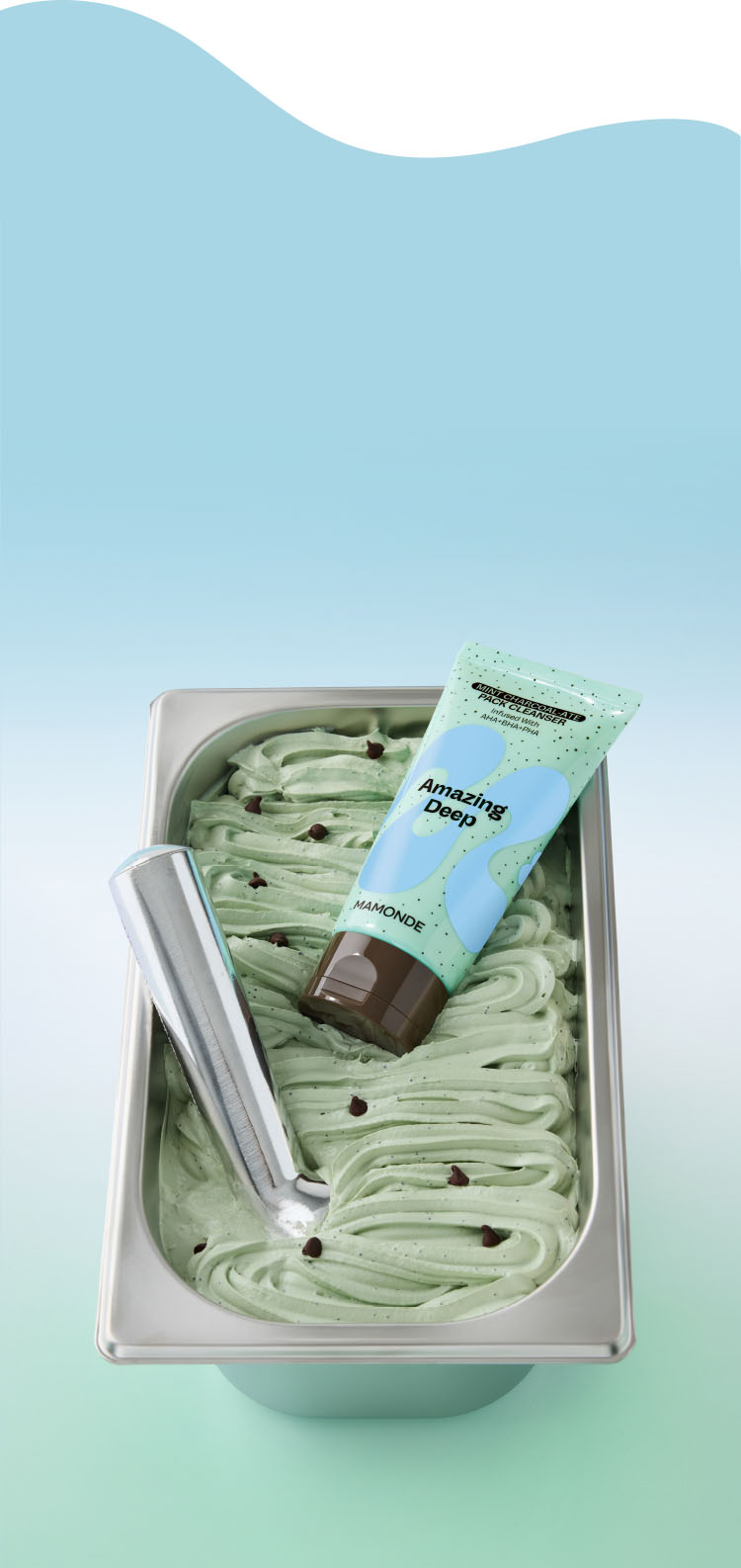 마몽드 어메이징 딥 민트차콜릿 팩 클렌저 내용물 위에 제품을 올려둔 모습