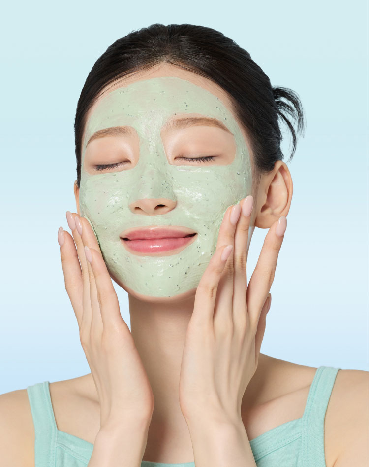 마몽드 어메이징 딥 민트차콜릿 팩 클렌저를 팩처럼 사용하는 모델