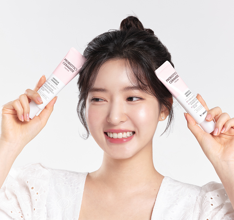 마몽드 프로바이오틱스 세라마이드 크림 제품을 들고있는 모델의 모습