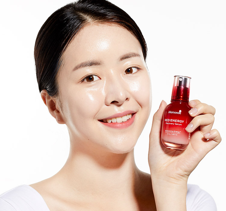 레드 에너지 리커버리 세럼 제품을 들고 있는 모델