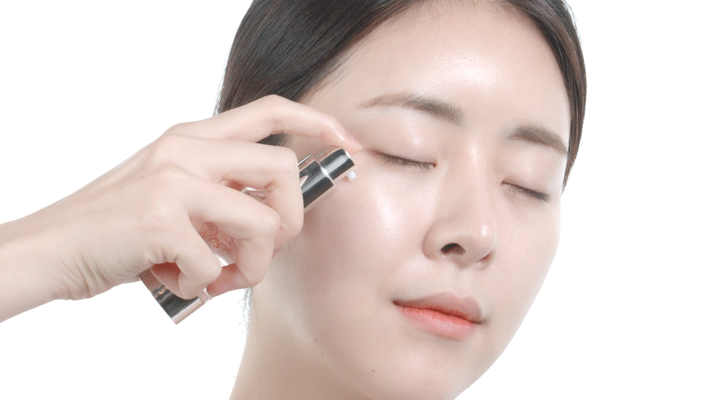 로즈 블레미쉬 클리어링 세럼을 얼굴에 짜내는 모습