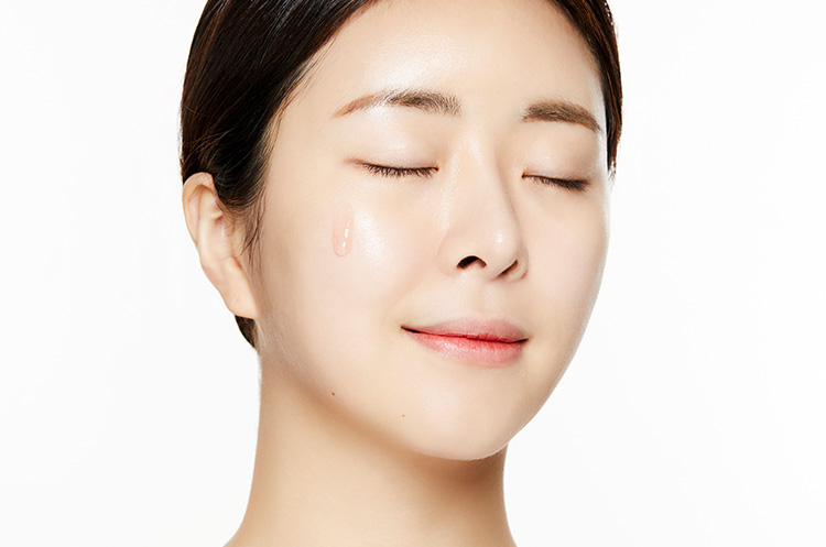 로즈 블레미쉬 클리어링 세럼을 얼굴에 올려둔 모습