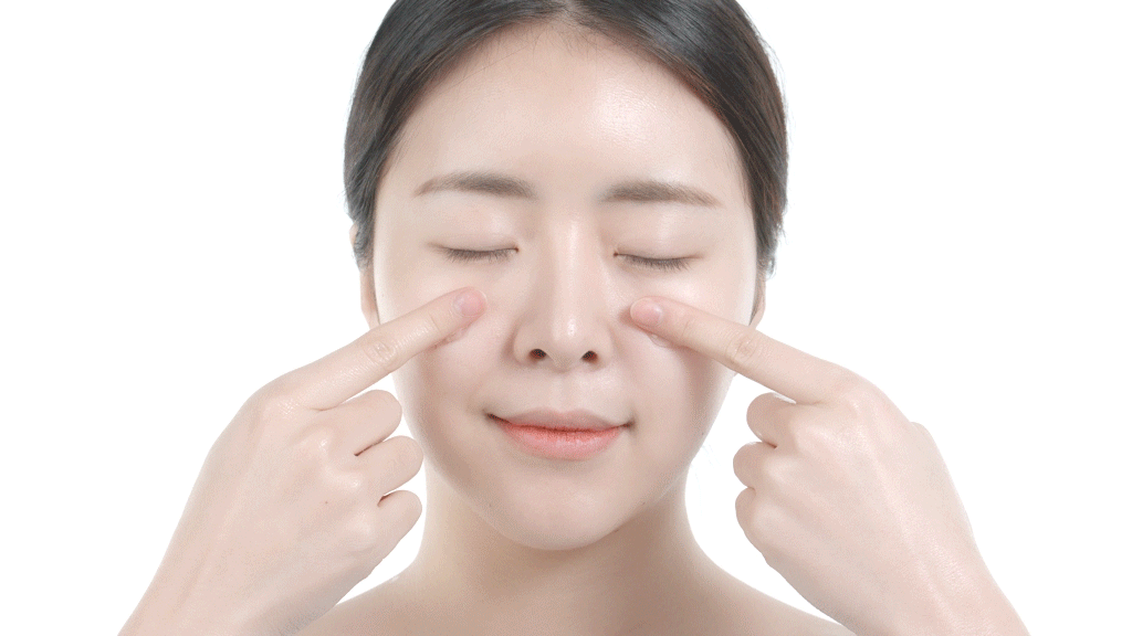 로즈 블레미쉬 클리어링 세럼을 눈가를 시작으로 얼굴 전체에 바르는 모습