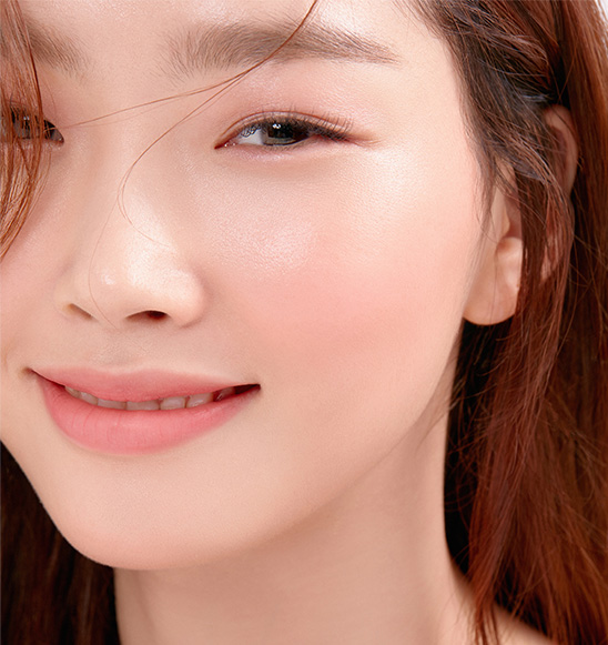 마몽드 스킨케어 로즈 블레미쉬 클리어링 세럼을 사용한 모델