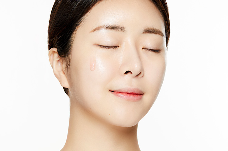 로즈 블레미쉬 클리어링 세럼을 얼굴에 올려둔 모습