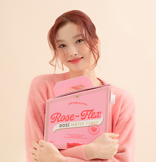 마몽드 로즈워터 토너 파티팩을 안고있는 모델