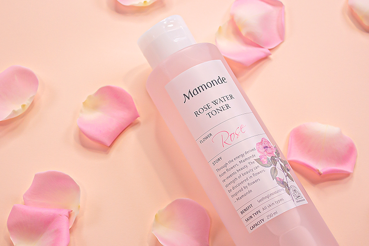 장미 잎 위에 놓인 로즈워터 토너 / 장미수 90.97% From Mamonde Garden