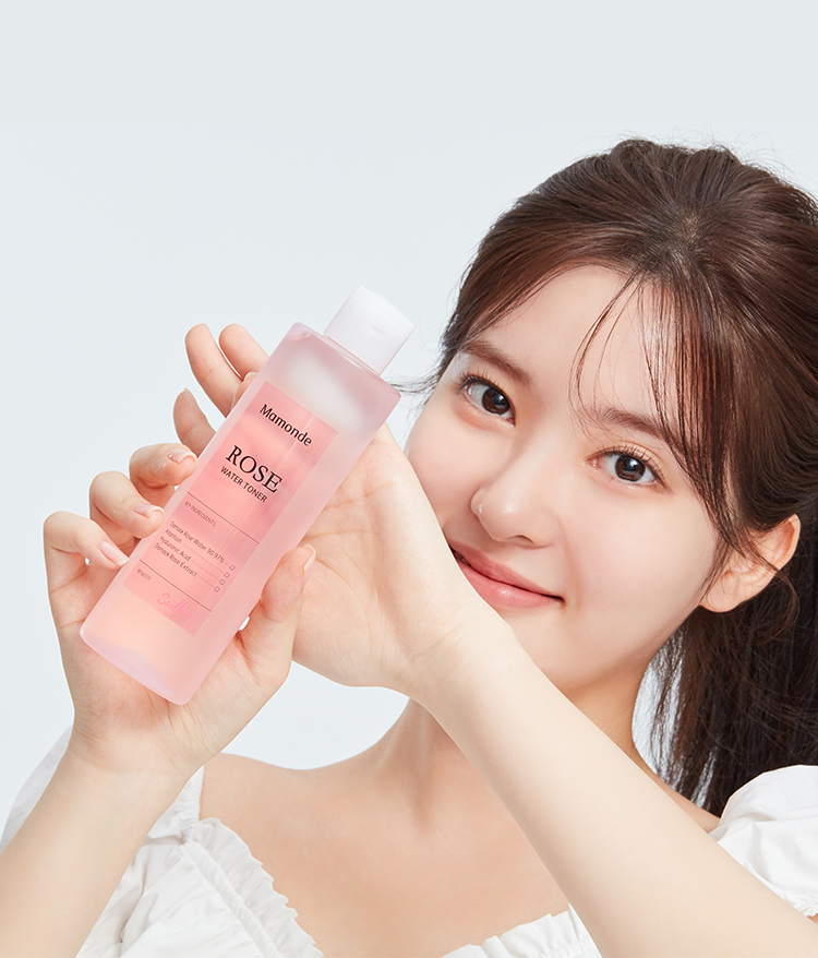 마몽드 로즈워터 제품을 들고 있는 모델의 모습