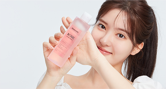 마몽드 로즈워터 제품을 들고있는 모델의 모습